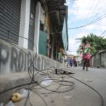 908182-favela_mandela_limpeza0391