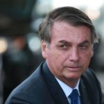 O Presidente Jair Bolsonaro cumprimenta populares no Palácio da Alvorada
