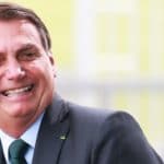 O Presidente Jair Bolsonaro cumprimenta populares no Palácio da Alvorada