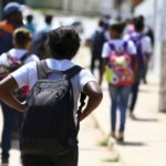 Alunos saindo de escola na Estrutural, no Distrito Federal