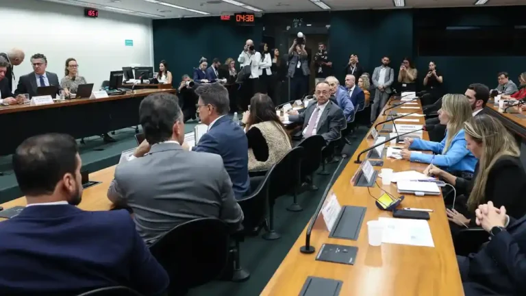 Comissão adia votação da PEC que prevê fim da escala 6×1 no Brasil