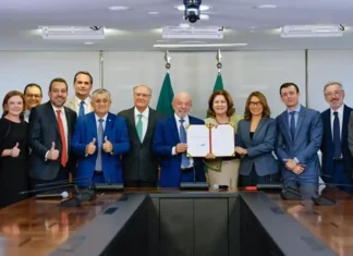 TAXA DAS BLUSINHAS||| Lula assina medida provisória que acaba com taxa das blusinhas no Brasil