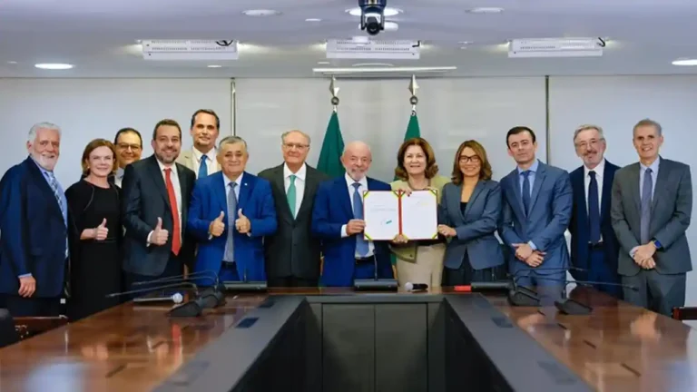 Lula assina medida provisória que acaba com taxa das blusinhas no Brasil