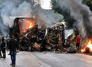 TRAGÉDIA EM MINAS||| Colisão entre ônibus e carreta provoca incêndio e mata oito pessoas em MG