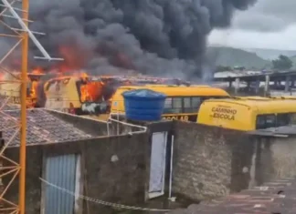 DESTRUIÇÃO||| Incêndio destrói quatro ônibus escolares em garagem da Prefeitura de Boca da Mata