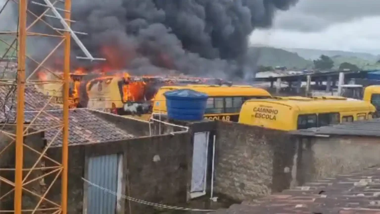 Incêndio destrói quatro ônibus escolares em garagem da Prefeitura de Boca da Mata