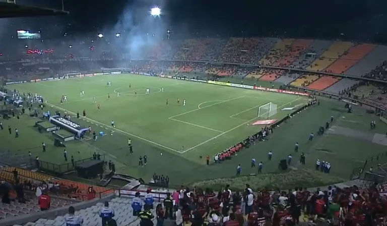 Conmebol cancela jogo entre Medellín e Flamengo após invasão e confusão no estádio