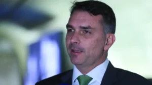 PT, PSOL e PCdoB acionam PF para investigar relação entre Flávio Bolsonaro e banqueiro