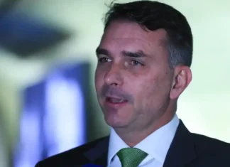 NEGOU ILEGALIDADE||| PT, PSOL e PCdoB acionam PF para investigar relação entre Flávio Bolsonaro e banqueiro