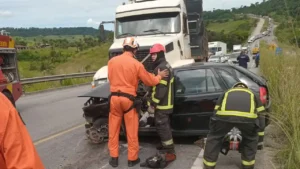 Idoso morre após perder controle de carro e atingir carreta na BR-101