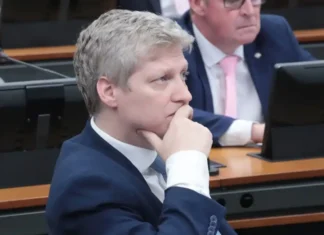 PLENÁRIO||| Conselho de Ética aprova suspensão de Van Hattem e caso segue para plenário