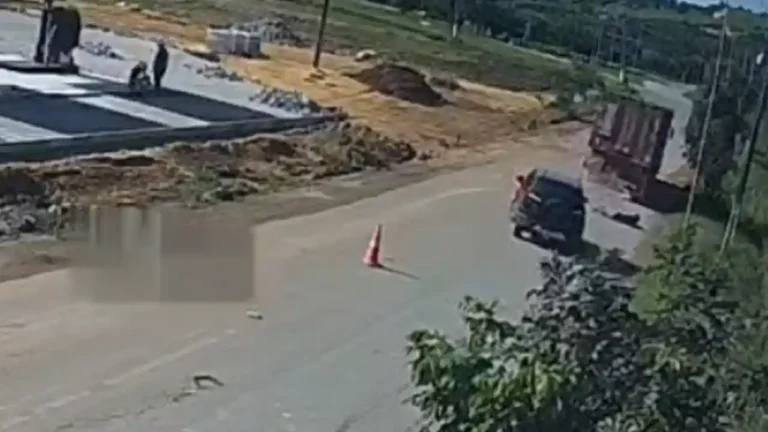 Mulher fica ferida após acidente com caminhão boiadeiro em São Miguel dos Campos