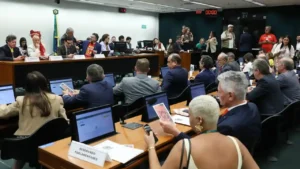 Oposição reage contra fim da escala 6×1 durante debate da PEC na Câmara