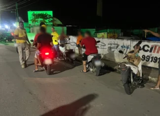 EDUCATIVA||| Blitz educativa orienta motociclistas e flagra maioria dos condutores sem capacete em São Miguel
