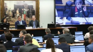 CCJ aprova PEC que reduz maioridade penal para 16 anos no Brasil