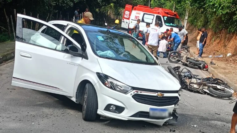 Grave acidente entre duas motos e carro deixa três feridos em São Miguel dos Campos