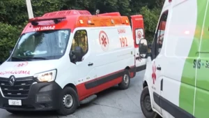 Acidente com motocicleta deixa dois jovens gravemente feridos na Rua da Bica em São Miguel