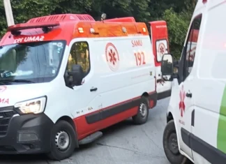 ATINGIU POSTE||| Acidente com motocicleta deixa dois jovens gravemente feridos na Rua da Bica em São Miguel