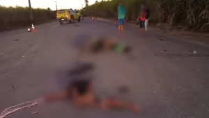 Colisão entre motocicleta e ônibus deixa dois jovens mortos na AL-420 em São Miguel