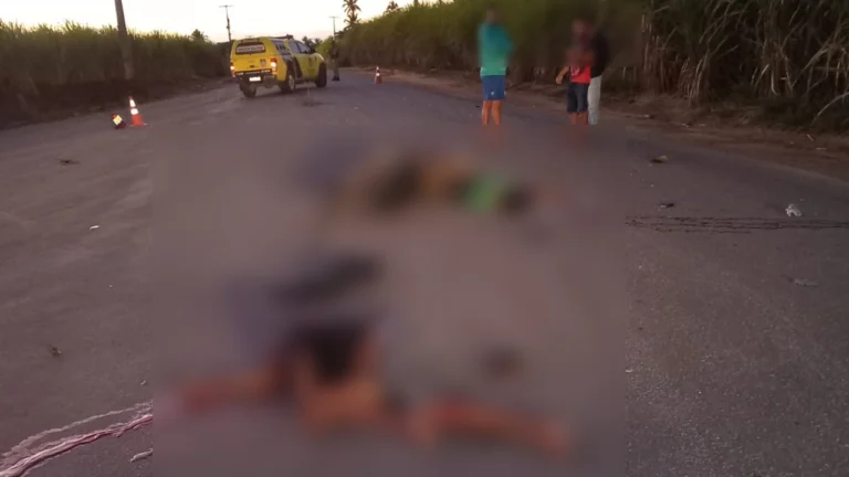Colisão entre motocicleta e ônibus deixa dois jovens mortos na AL-420 em São Miguel