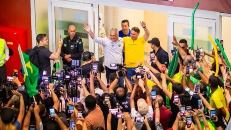 Flávio Bolsonaro e Alfredo Gaspar chegam a Maceió, onde cumprem agenda política na capital e em Arapiraca