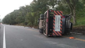Carreta-cegonha com 11 veículos tomba na BR-316 e provoca congestionamento em Alagoas