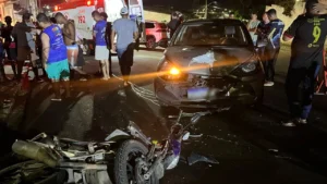Colisão entre carro e motocicleta deixa jovem ferido na Ladeira do Cemitério em São Miguel
