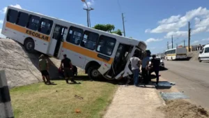 Ônibus escolar despenca de ribanceira após rompimento de reboque durante trajeto em Marechal Deodoro