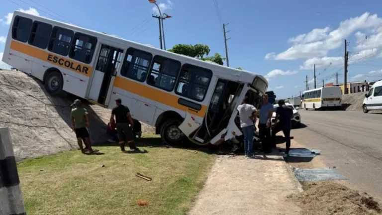 Ônibus escolar despenca de ribanceira após rompimento de reboque durante trajeto em Marechal Deodoro